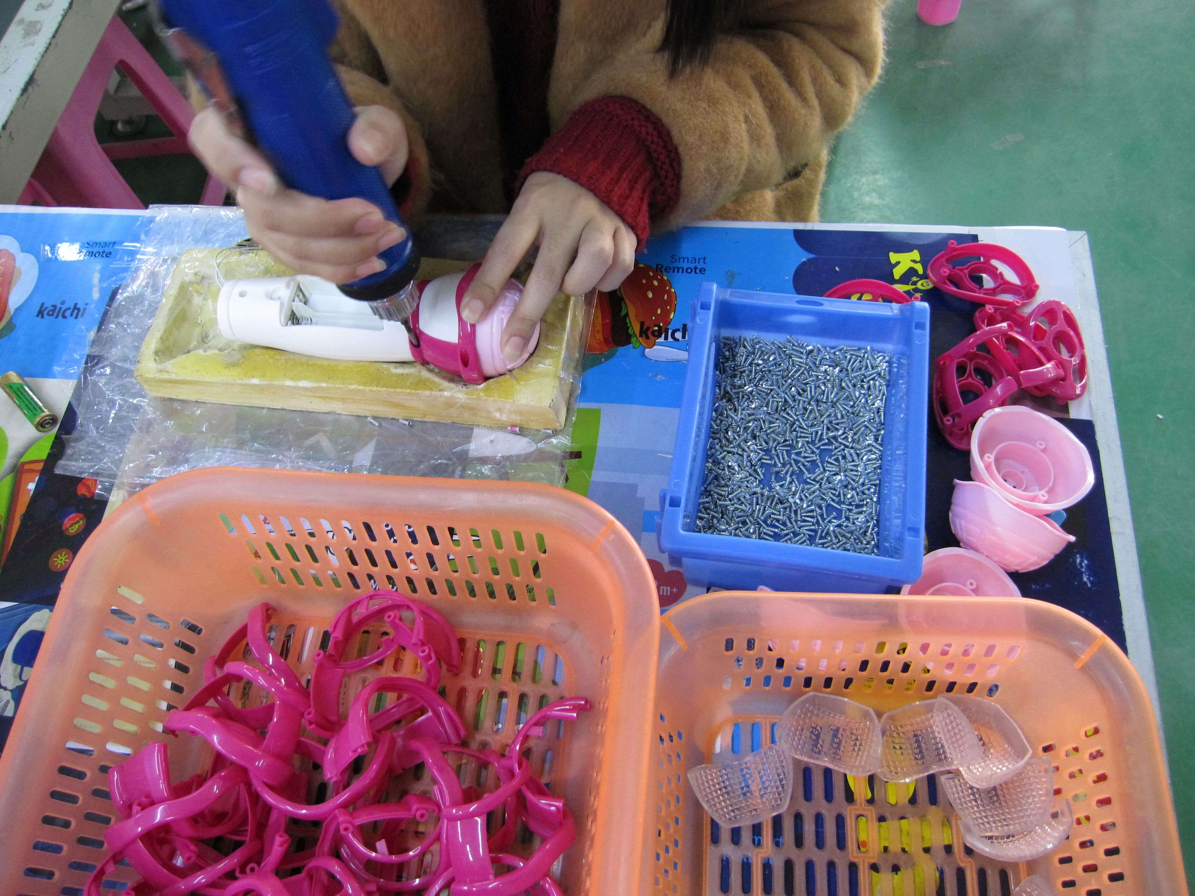 Kaichi Workers Assembling Toys